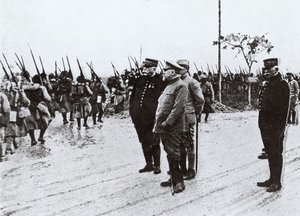 正面にレイモンドポアンカレ（1860〜1934）と将軍ジョフル（1852〜1931） 作： French Photographer